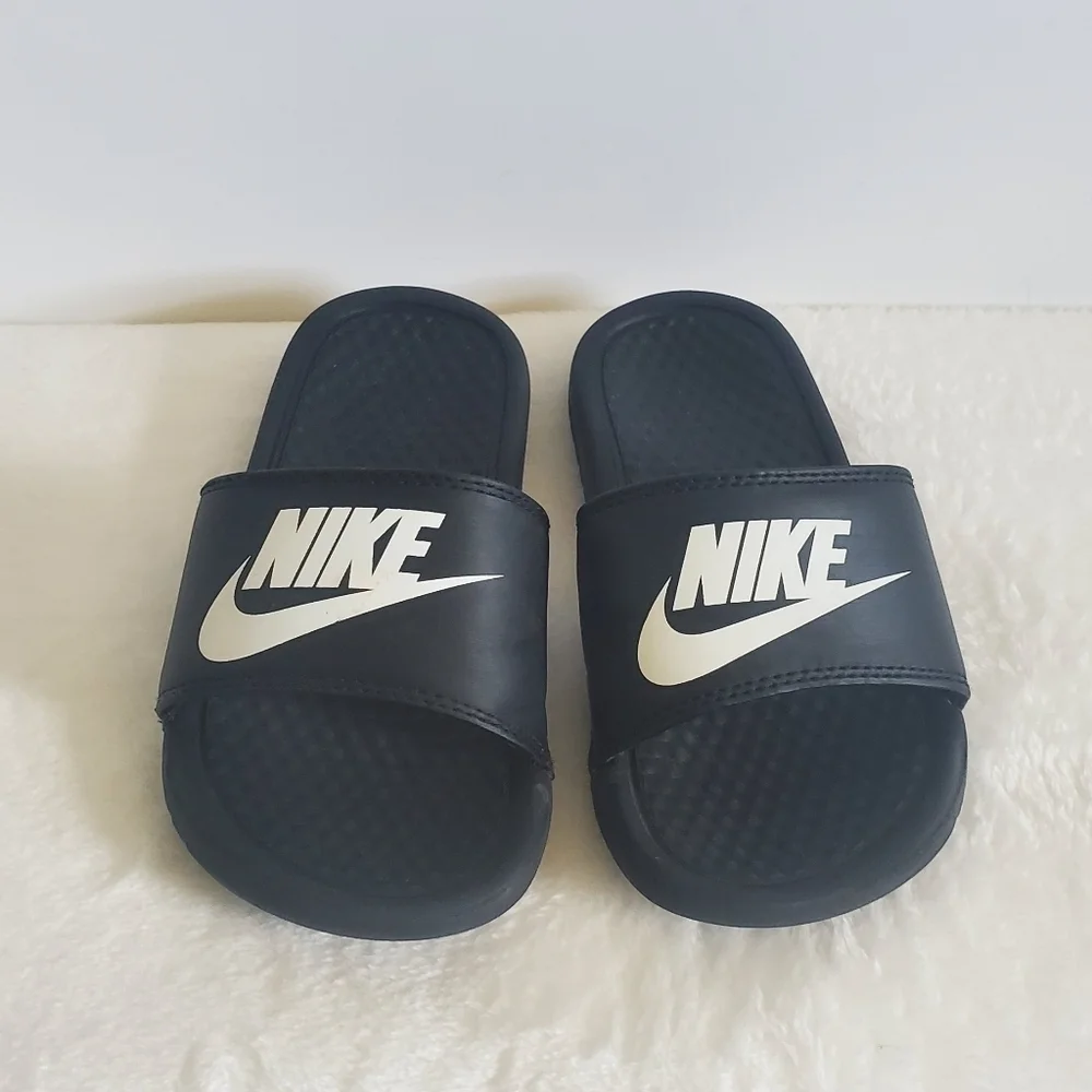 𝅺NIKE Benassi Black Slider Sandals Size Youth 1